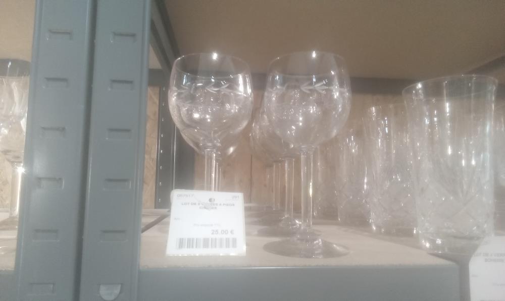 LOT DE 8 VERRES A PIEDS CISELES