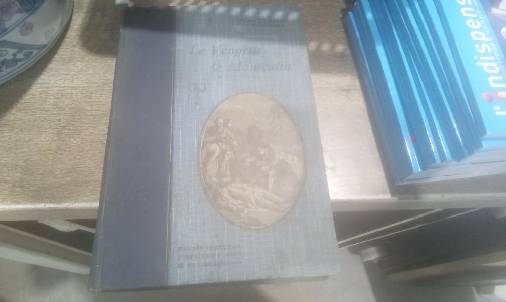 LIVRE LE VENGEUR  DE MONTCALM NON SOLDE