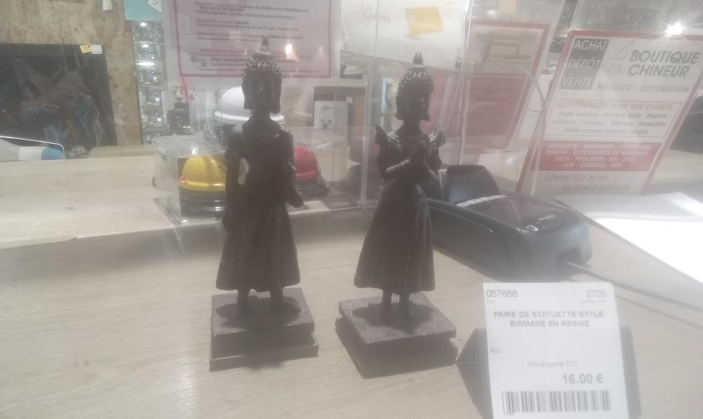 PAIRE DE STATUETTE STYLE   BIRMANE EN RESINE