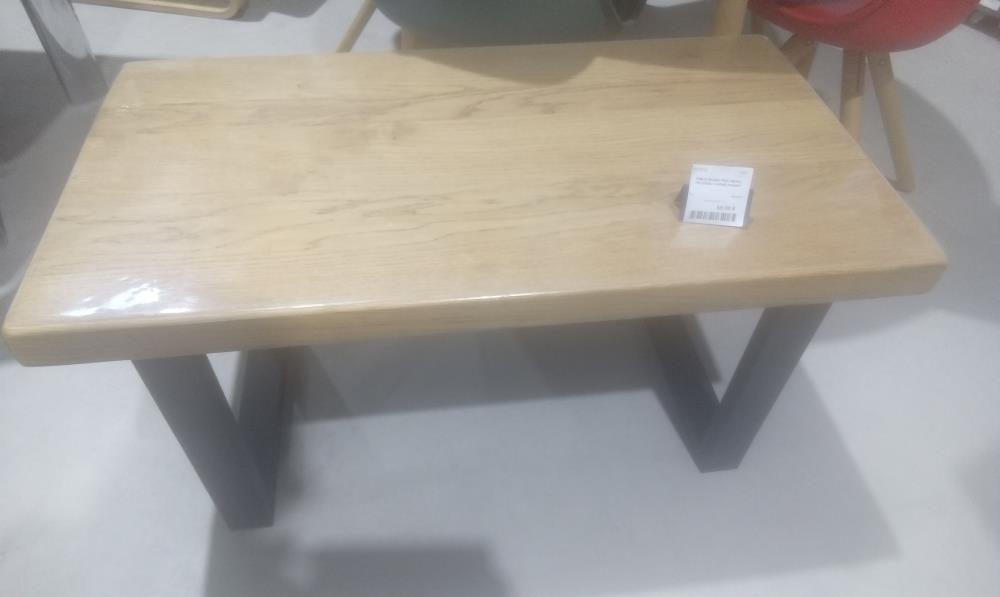 TABLE BASSE PIED METAL +PLATEAU CHENE MASSIF