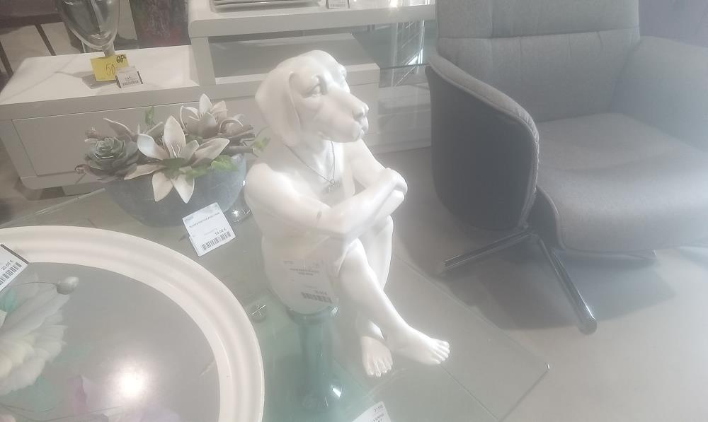 HOMME RESINE BLANCHE  CHIEN ASSIS