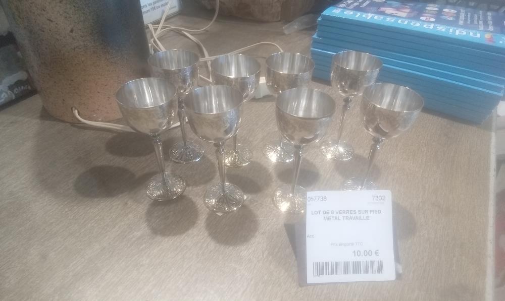 LOT DE 8 VERRES SUR PIED METAL TRAVAILLE