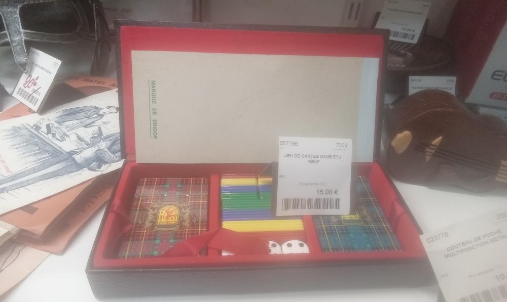 JEU DE CARTES DANS ETUI NEUF