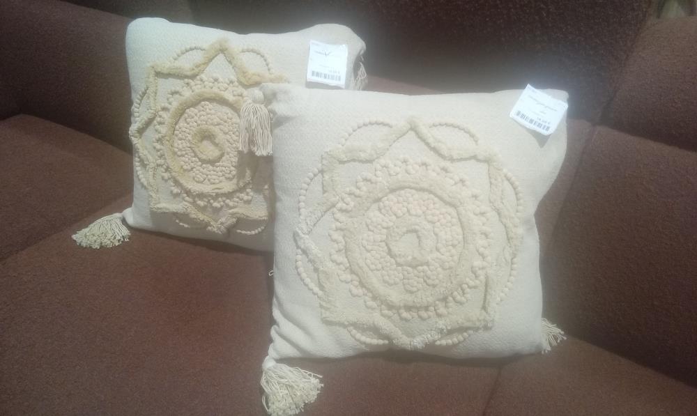 COUSSIN AVEC POMPON