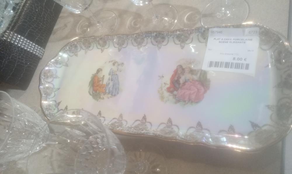 PLAT A CAKE PORCELAINE SCENE ELEGANTE