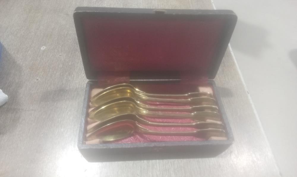 LOT DE 6 CUILLERES DANS COFFRET