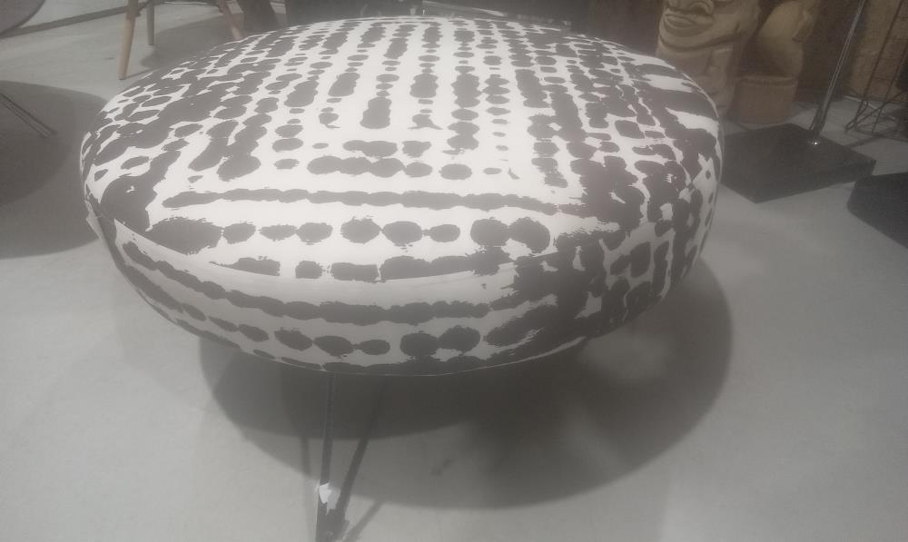 POUF TISSUS ZEBRE  EN L'ETAT ET STRUCTURE METTALIQUE DESIGN 