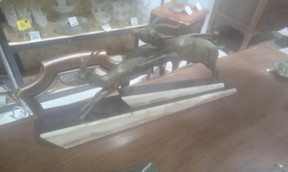 PAIRE DE CHIEN EN REGULE ET SQOCLE MARBRE EN L'ETAT