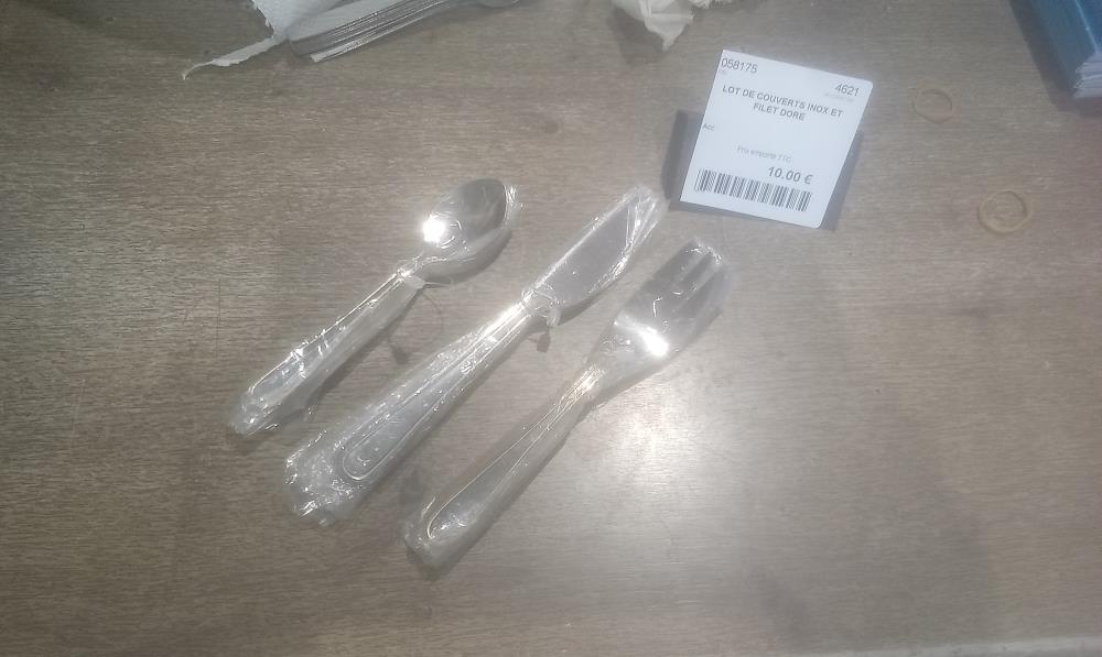 LOT DE COUVERTS INOX ET FILET DORE