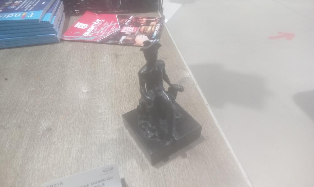 SUJET EN RESINE MUSEE DU LOUVRE SUR SOCLE