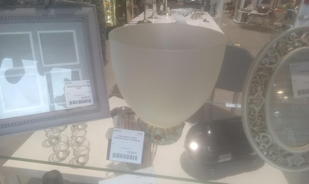 VASE DESIGN VERRE OPAQUE+SOCLE  EN RESINE