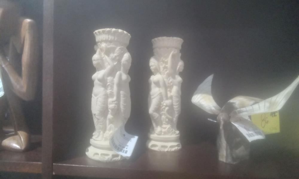 PAIRE DE BOUGEOIRS EN RESINE DECOR ASIATIQUE