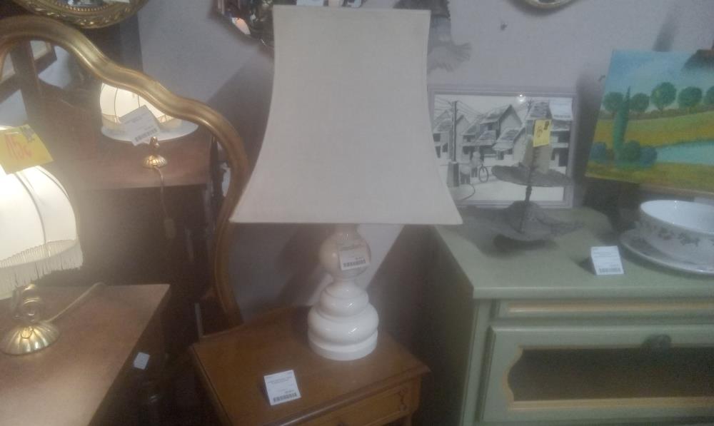 LAMPE PIED BOIS BLANC +ABATJOUR 4 FACES EN L'ETAT