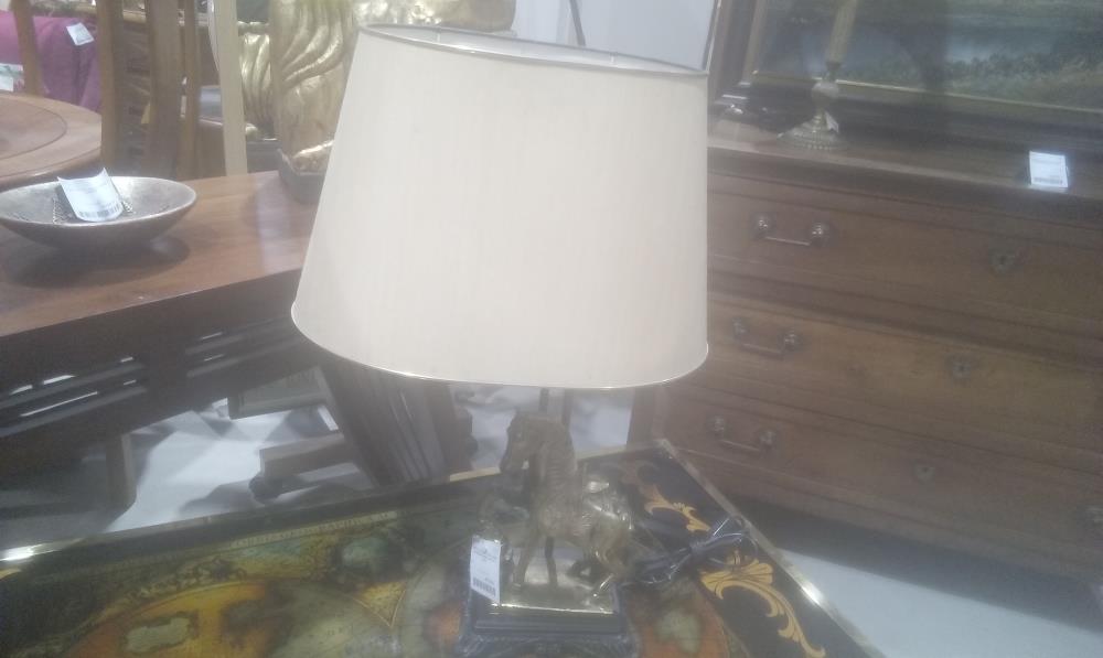 LAMPE DECOR CHEVAL DORE EN RESINE+ABATJOUR EN L'ETAT