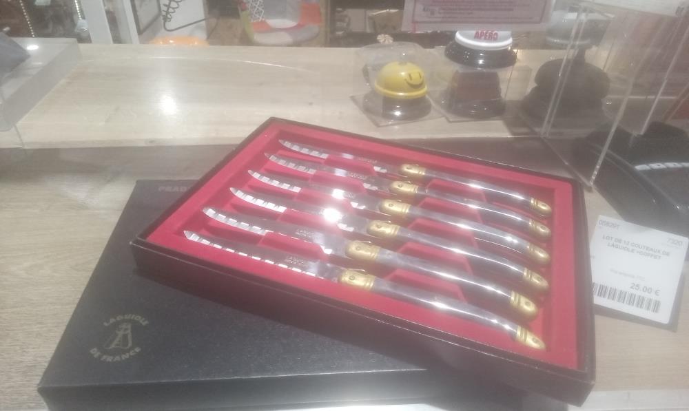 LOT DE 12 COUTEAUX DE LAGUIOLE +COFFET
