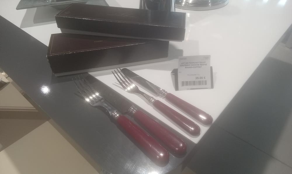 LOT DE FOURCHETTES ET COUTEAUX MANCHE RESINE ROUGE+COFFRET