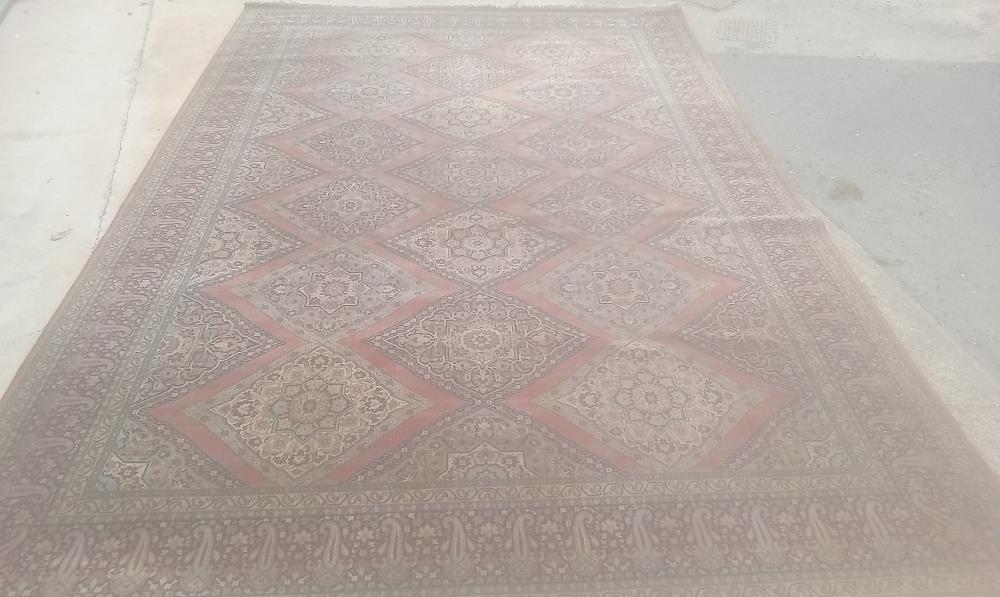 TAPIS LAINE MECANIQUE FOND ROUGE AVEC FRANGE