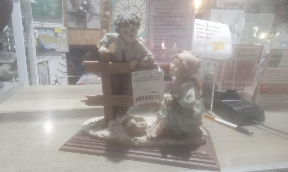 SUJET COUPLE LES ENFANTS EN RESINE SUR SOCLE BOIS