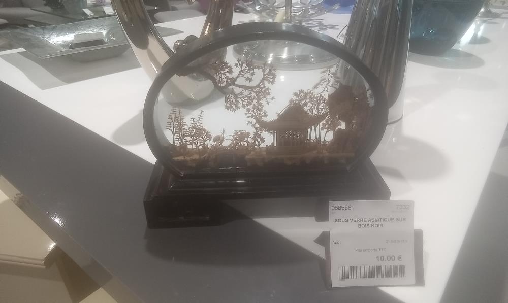 SOUS VERRE ASIATIQUE SUR BOIS NOIR 