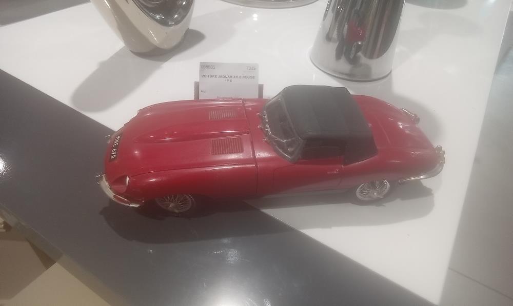 VOITURE JAGUAR XK.E ROUGE 1/16
