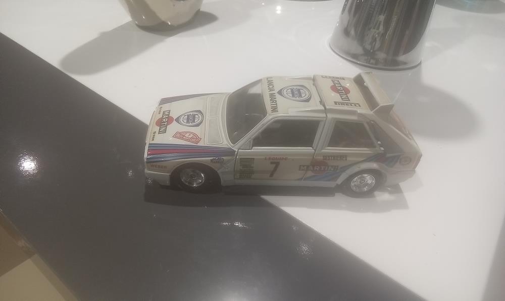 VOITURE BURAGO LANCIA DELTA S4 1/24