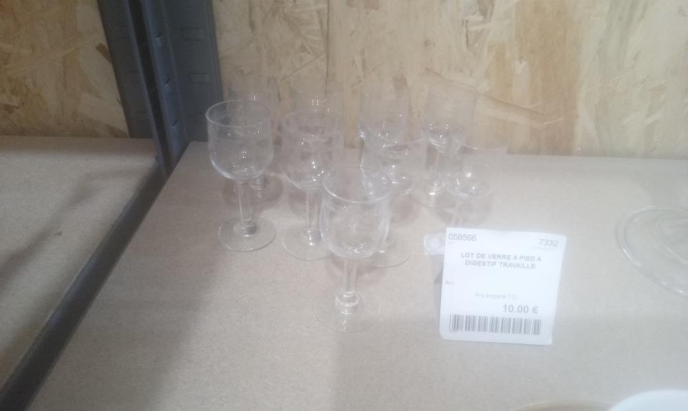 LOT DE VERRE A PIED A DIGESTIF TRAVAILLE