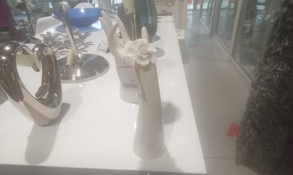 MAIN AVEC FLEUR CERAMIQUE