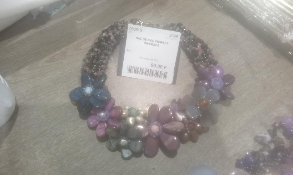 RAZ DE COU PIERRES DIVERSES