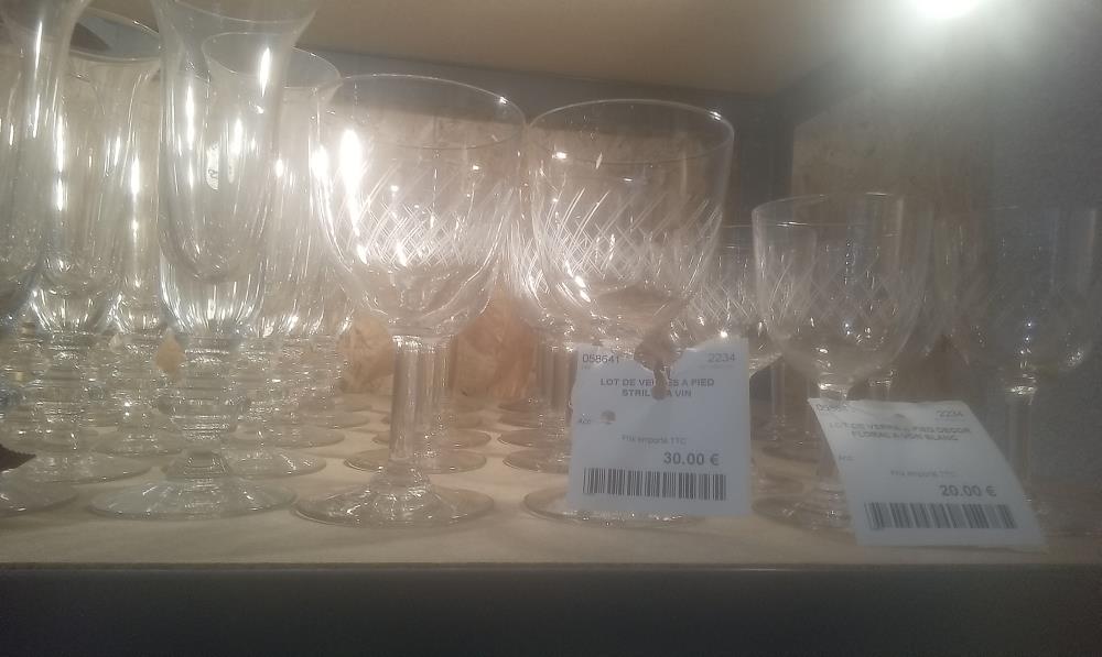 LOT DE VERRES A PIED STRILLE A VIN