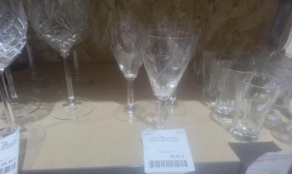 LOT DE VERRE A PIED SRTRILLE A VIN BLANC