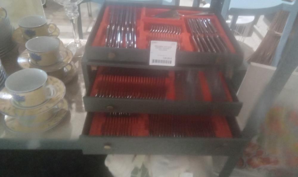 MENAGERE INOX DANS COFFRET MANQUE 2 CUILLERES