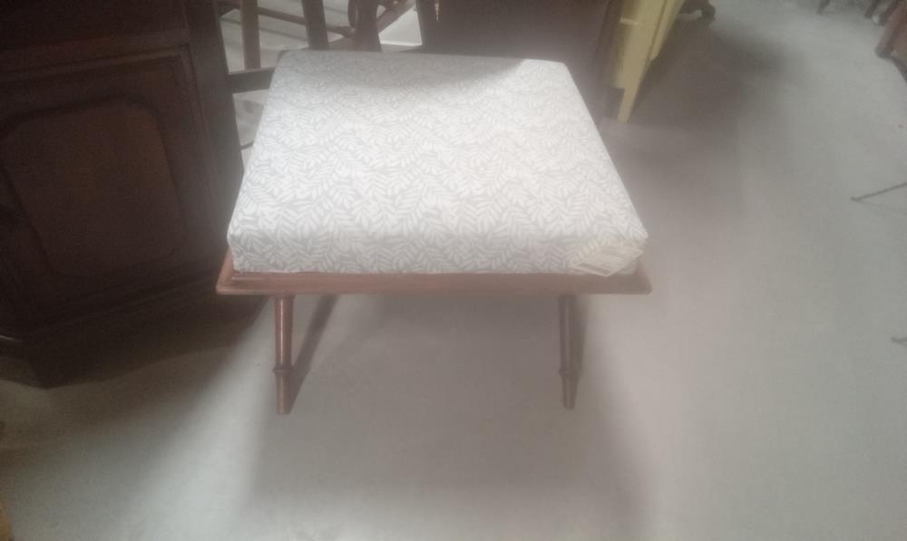 POUF RUSTIQUE TISSUS BEIGE ET PIED BOIS MASSIF