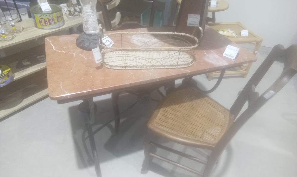 TABLE MARBRE ET PIED FER FORGE DEBUT XXIEME
