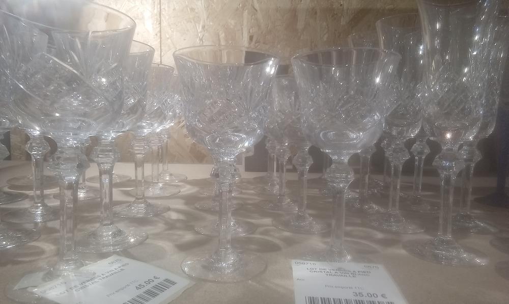 LOT DE VERRES A PIED CRISTAL A VIN BLANC TRAVAILLE