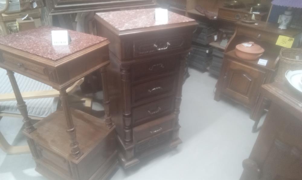 CHEVET MARBRE ROUGE ST HENRI II 4T+ROULETTES  EN L'ETAT