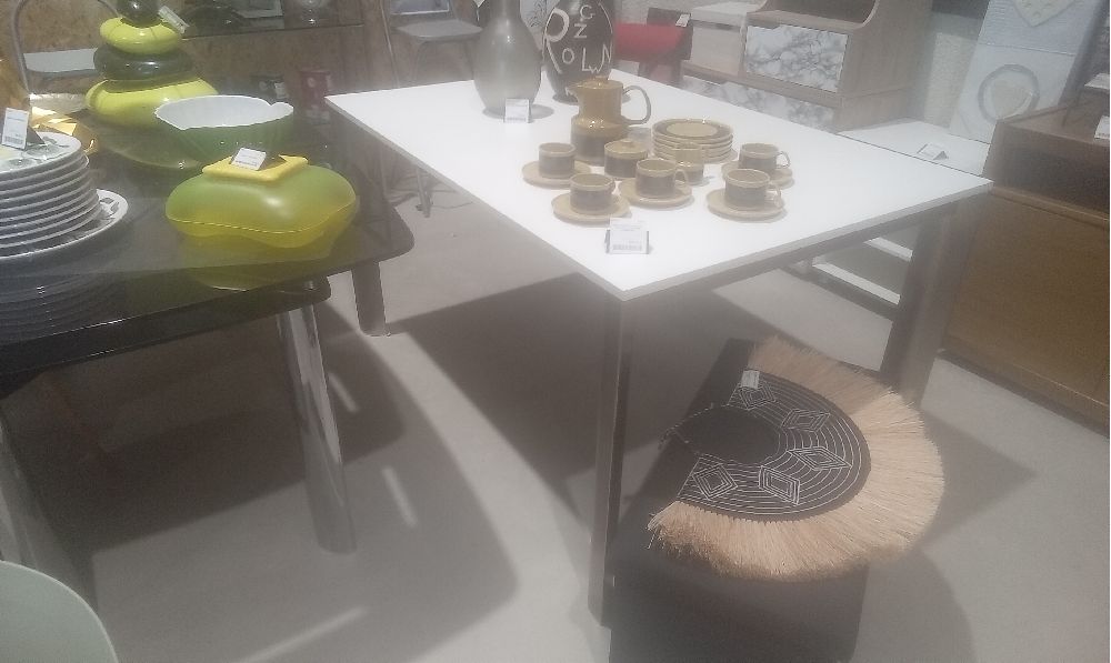 TABLE DESIGN BLANCHE ET PIED METAL +1ALLONGE INTERIEURE