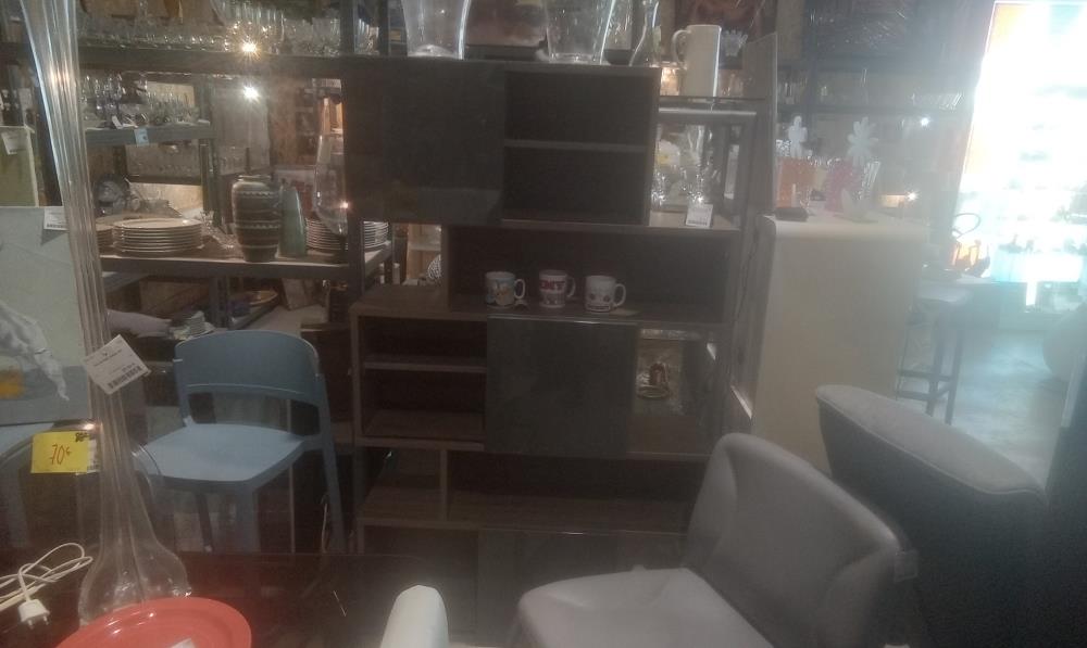 MEUBLE ETAGERE MELAMINEE AVEC PORTES LAQUEES GRISES COULISSANTES