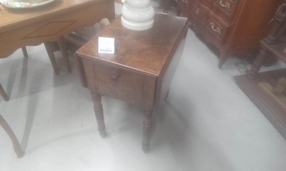 MEUBLE CHEVET 3ABATTANTS +3 TIROIRS PLACAGE NOYER+CLEF