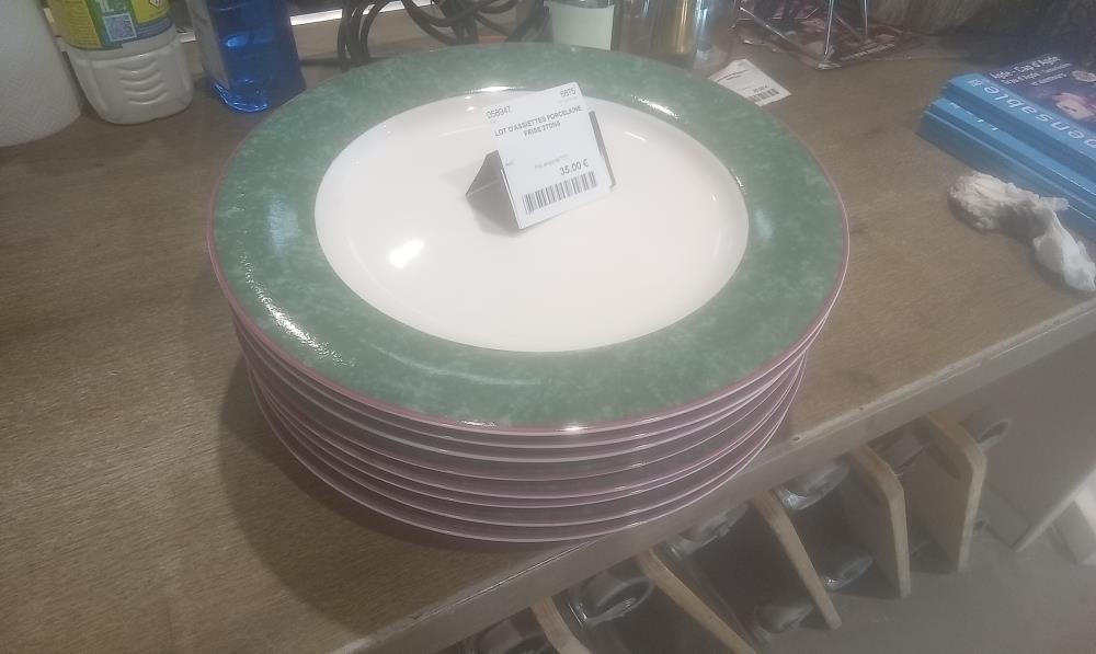 LOT D'ASSIETTES PORCELAINE FRISE 2TONS