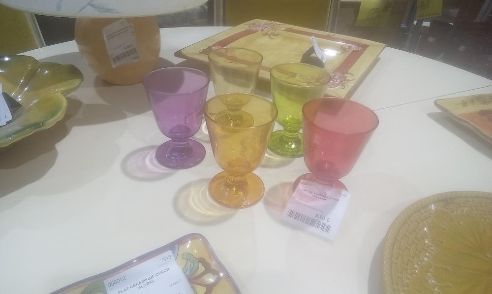 LOT DE 5 VERRES A PIED COULEUR