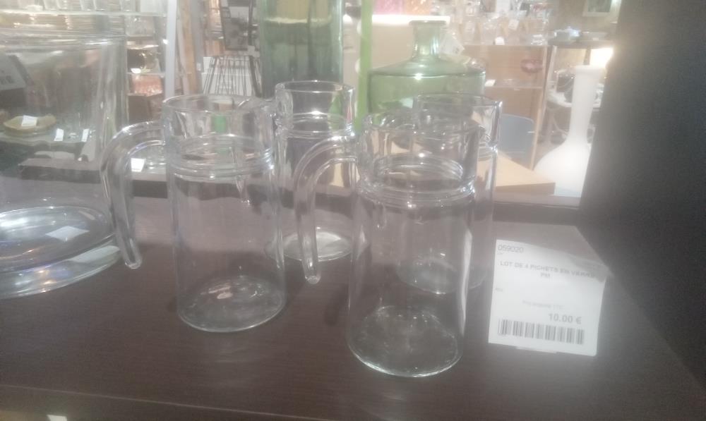 LOT DE 4 PICHETS EN VERRE PM