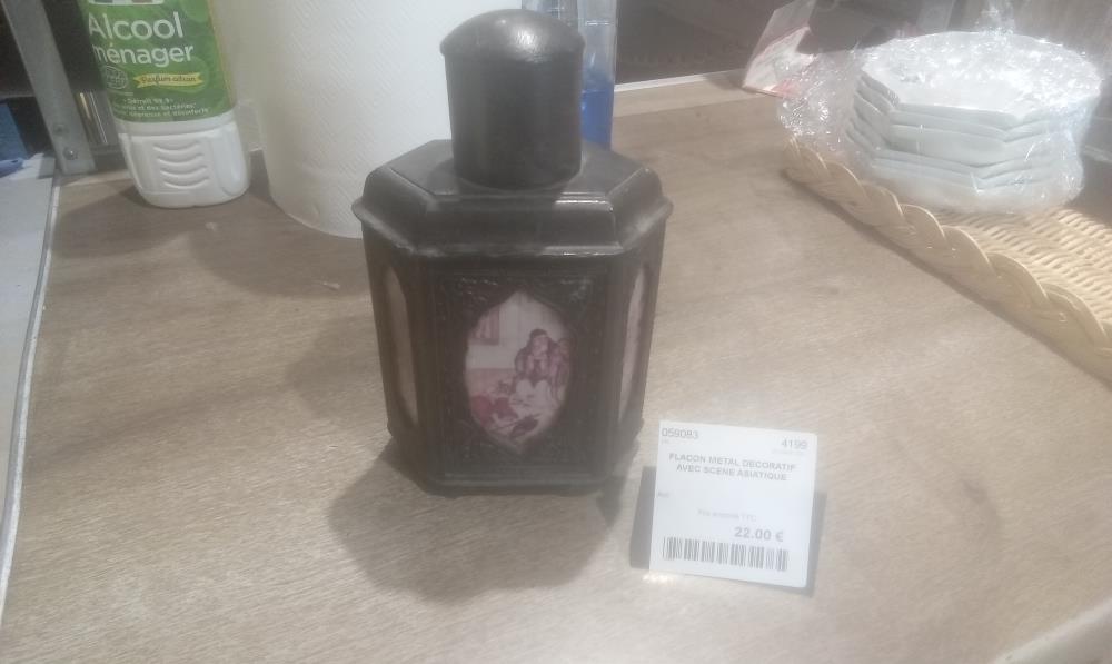 FLACON METAL DECORATIF AVEC SCENE ASIATIQUE