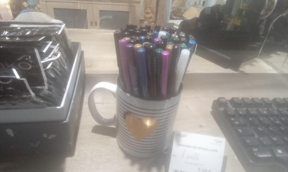 CRAYONS DE MAQUILLAGE