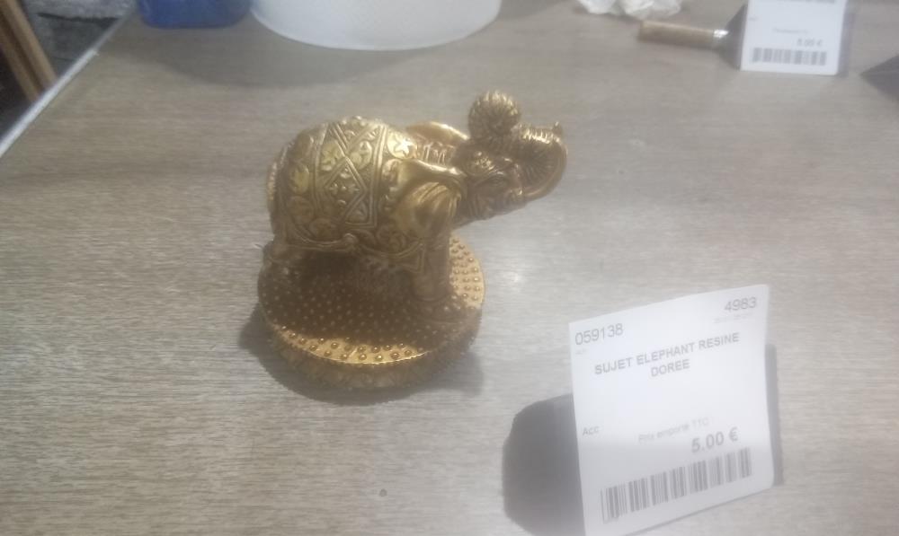 SUJET ELEPHANT RESINE DOREE