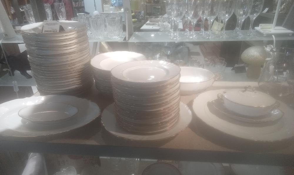 SERVICE DE VAISSELLE LISERAIE  DORE  PORCELAINE FRANCE DEPOSE