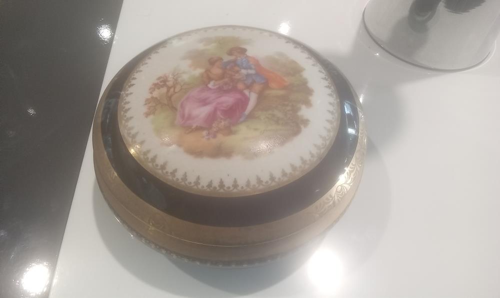BOITE A BIJOUX PORCELAINE DE LIMOGES SCENE COUPLE