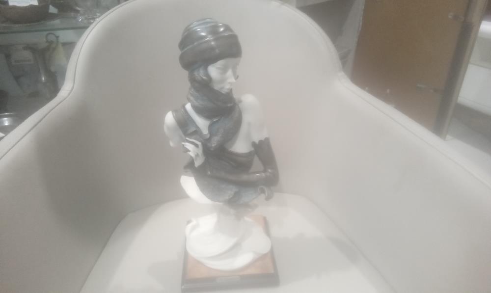 SUJET RESINE SIGNEE GUISEPPE ARMANI MODELE FLORENCE 1989