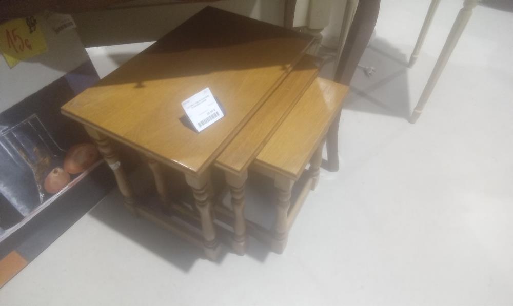 LOT DE 3 TABLES GIGOGNE PLAQUEES CHENE
