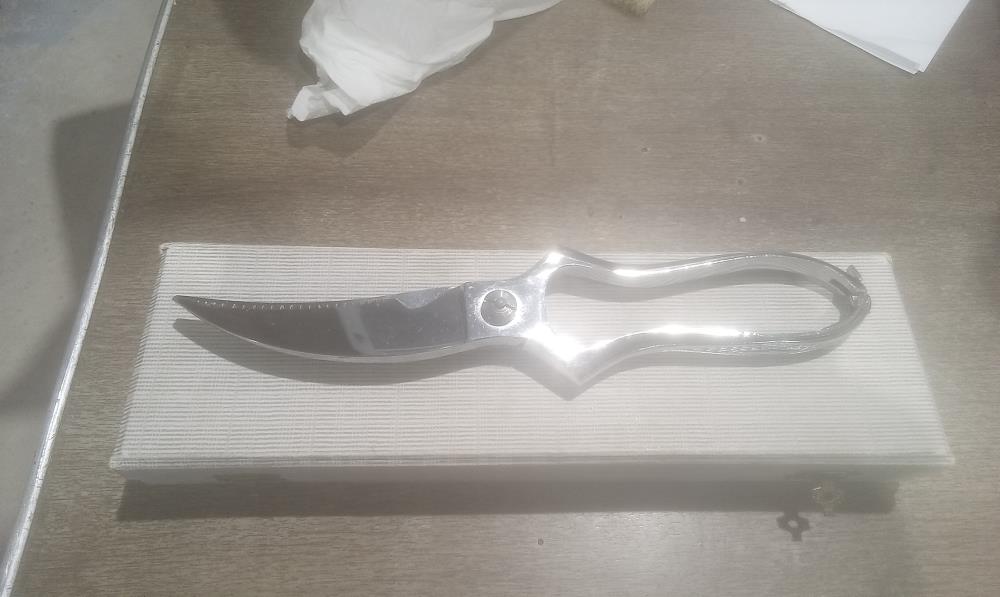 CISEAU A DECOUPER LA VIANDE DANS ECRIN