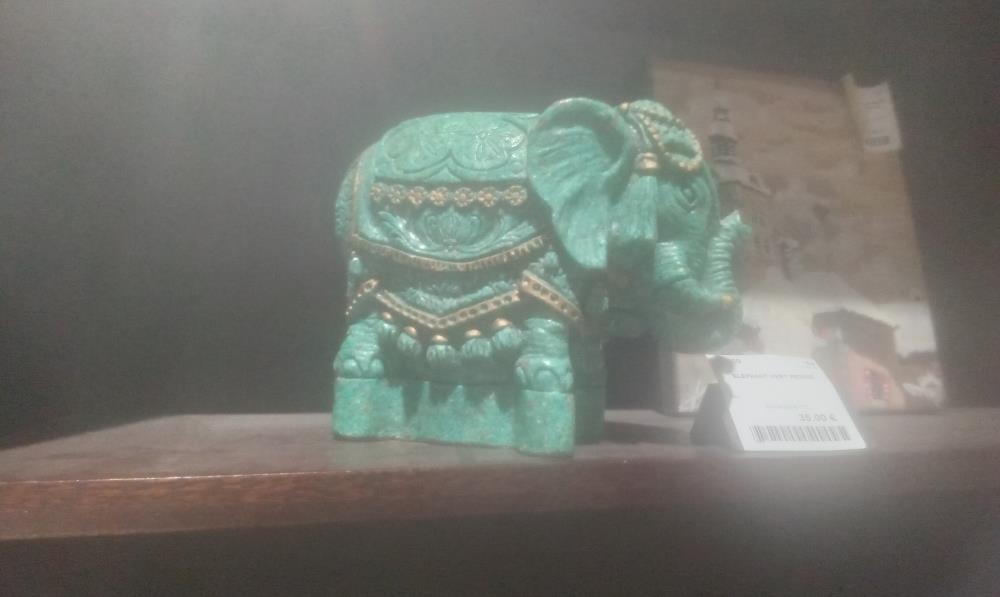 ELEPHANT VERT RESINE